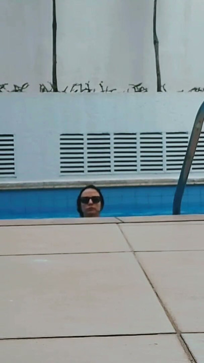 Na piscina se casa relaxamento | Clip 1