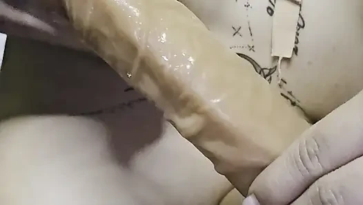 Oral seks kraliçesi nasıl yapıldığını gösteriyor