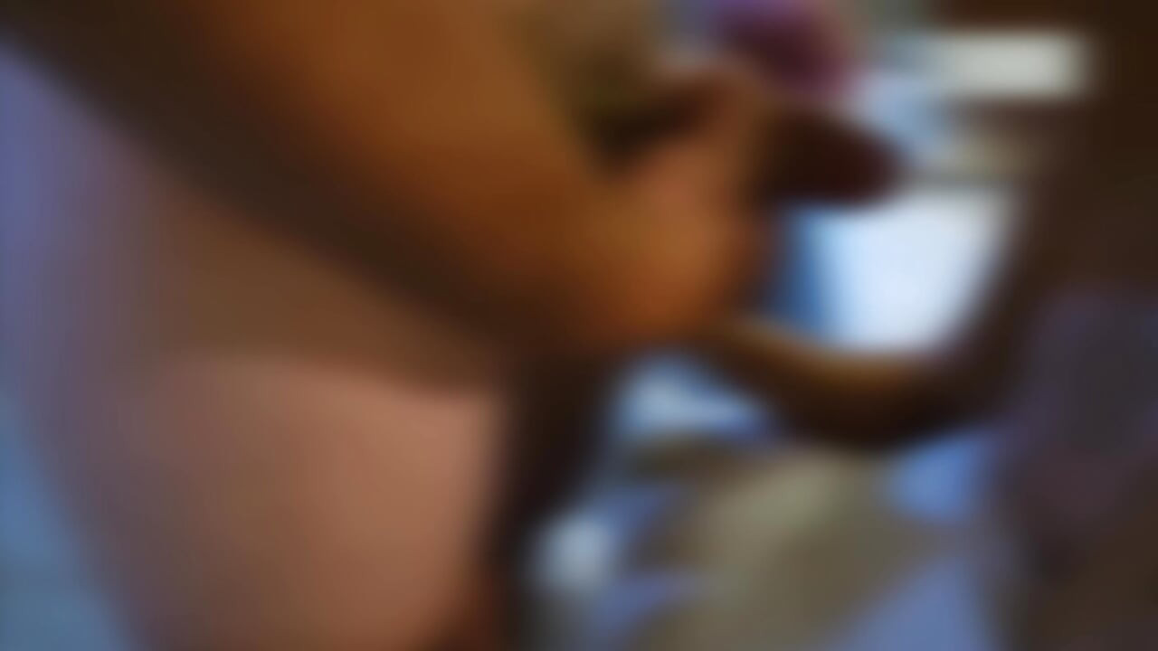 남편과 친구가 번갈아가며 내 뜨거운 금발 음부를 핥는다