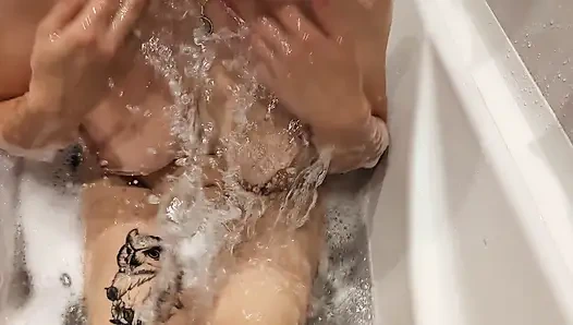 Büyük memeli üvey kız köpük banyoda