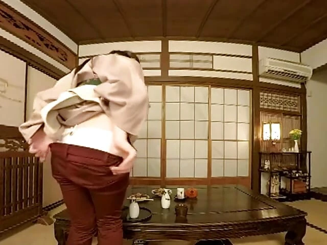 和一个无法隐藏欲望的日式旅馆女仆的快乐耳语