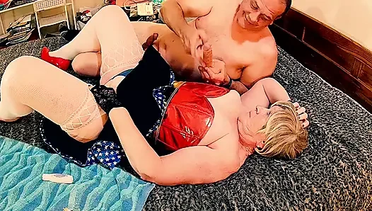 Бабушки Америка: сосание члена, игра с дилдо, миссионерская трахнутая Aulde Lang Syne домохозяйка