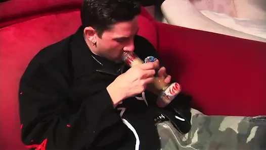 Cewek seksi pamer keahliannya sama tukang ngentotnya yang nakal