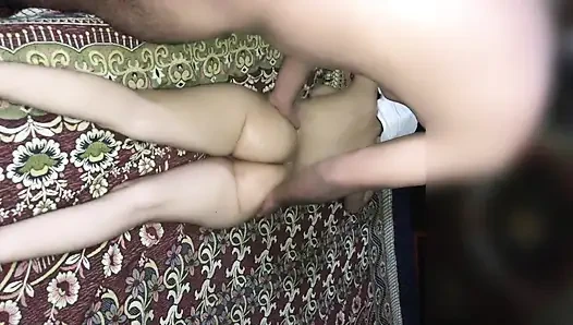 Ateşli desi kıza şehvetli yağ masajı sert sikişe dönüşüyor kaygan yağlı vücut mutlu son.  Şeytan ve melek