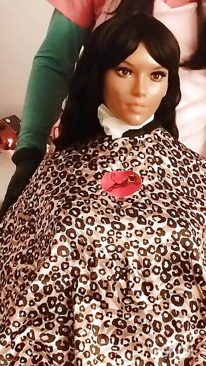 Nikki ebony sex doll colorful short hairdressing cape modeling session