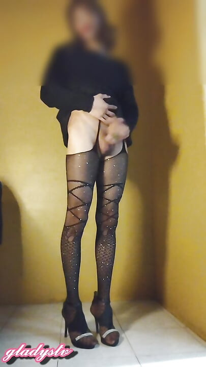 Shemale masturbating with pantyhose and high heels
