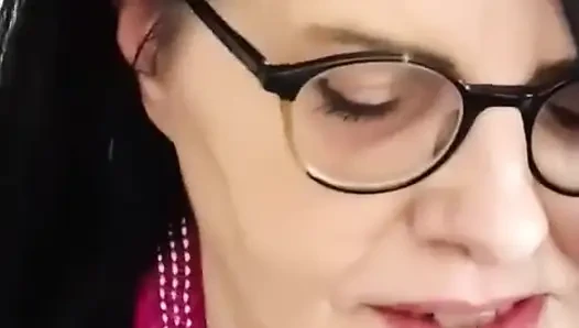 Kamera mengarah ke wajahnya Anda melihat bagaimana wanita dewasa ini bereaksi saat disetubuhi