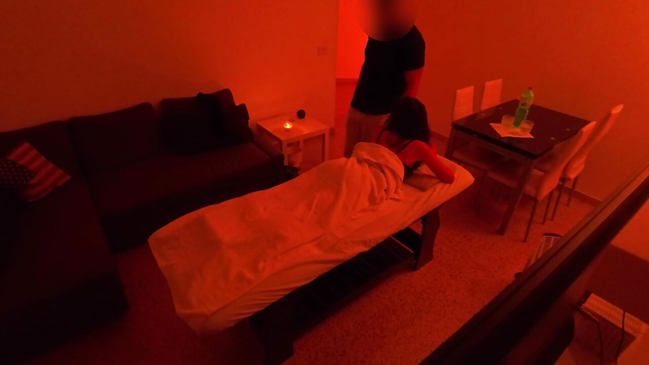 Masaaj karne vaala apni CUCKOLD patni ko dhokha dekar SLUT INFLUENCER ke saath chudaee karta hai