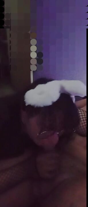 Transsexual chupa pau à noite para ela