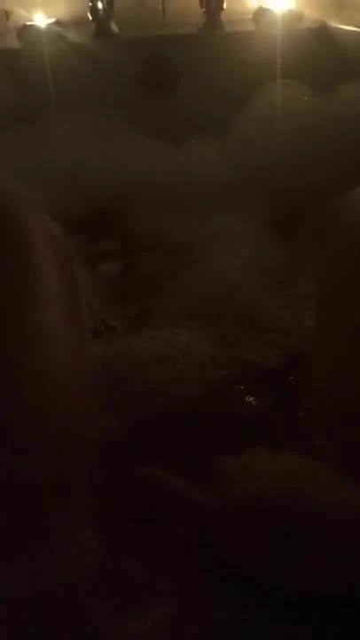 老公在楼下的时候洗澡很开心