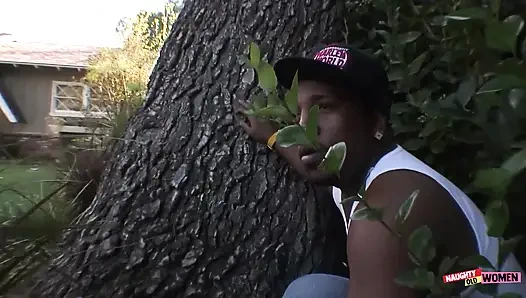 Ihr reifer arsch wird nach einem erfahrenen blowjob von einem schwarzen hengst zertrümmert