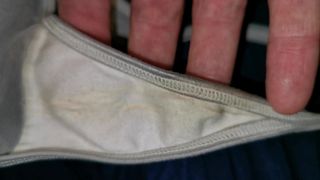 Retirez le string en maille sale de sa femme du lavage - nettoyage de la culotte