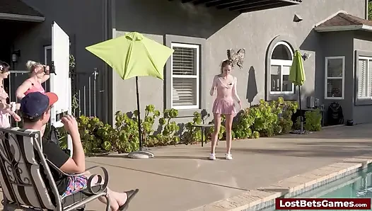 Reality TV kaosundan üç yarışmacıyla çılgın bir striptiz oyunu gösterisine