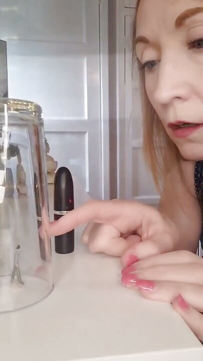 La Géante Perverse Te Capture Sous Un Verre