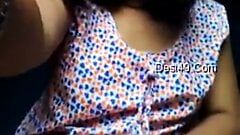 Desi -meisje selfie voor haar vriendje met poesje en borsten