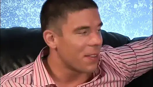 Boneka pirang di malam yang seksi