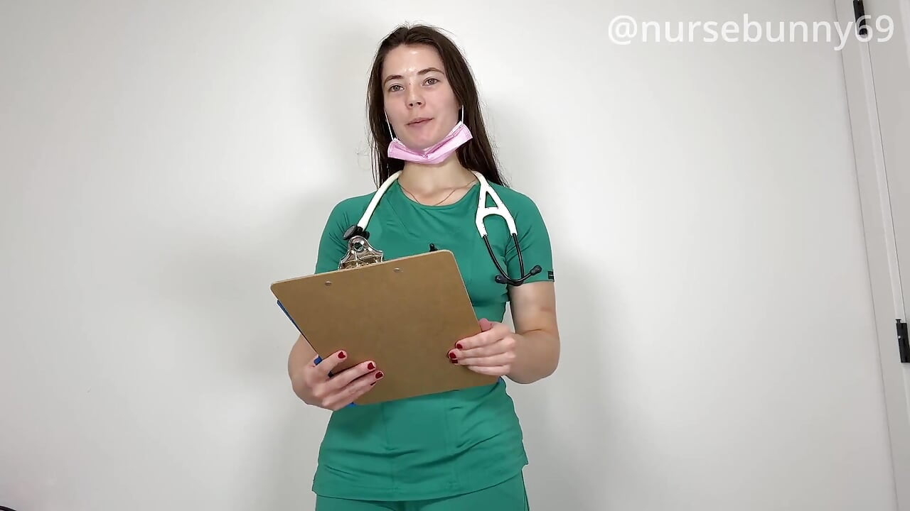 POV - exame físico profissional em matagal verde