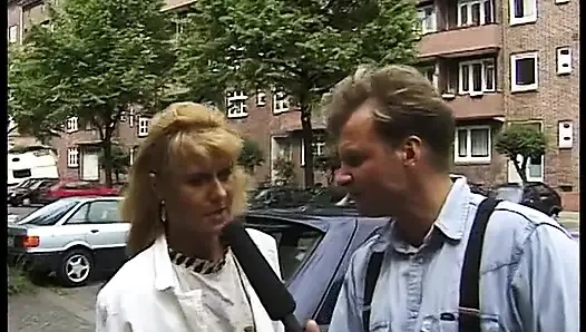 Blonde milf gibt ein interview