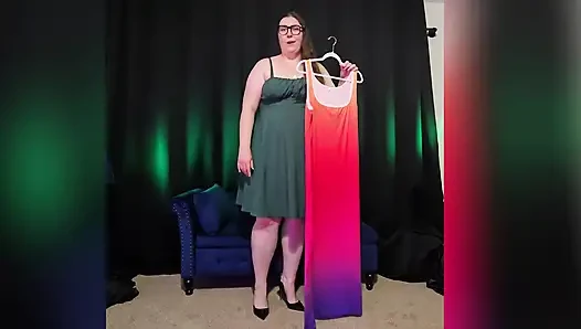 Cewek semok ini ngerasain gaun dengan sepatu hak tinggi plus ukuran try-on