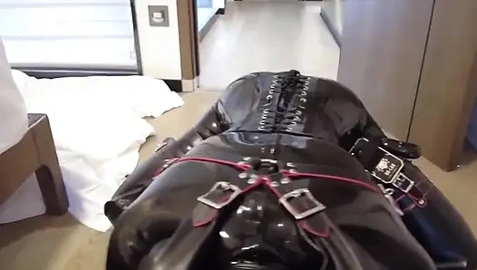 Mz12 - mit latex gefesselten welpen vibriert, um den orgasmus zu erreichen