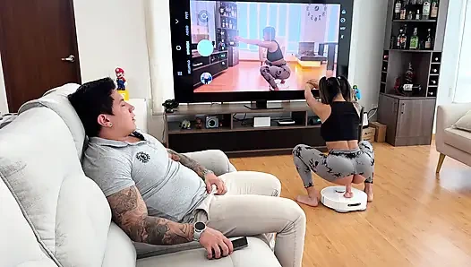 WTF? Üvey baba robot elektrikli süpürgeyi kullandı, böylece üvey kızı dildoya oturabilir!