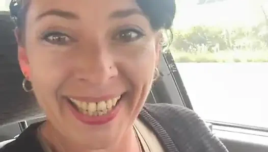 Aku sangat sange, aku harus menepi ke pinggir jalan untuk bisa muasin diriku sendiri.