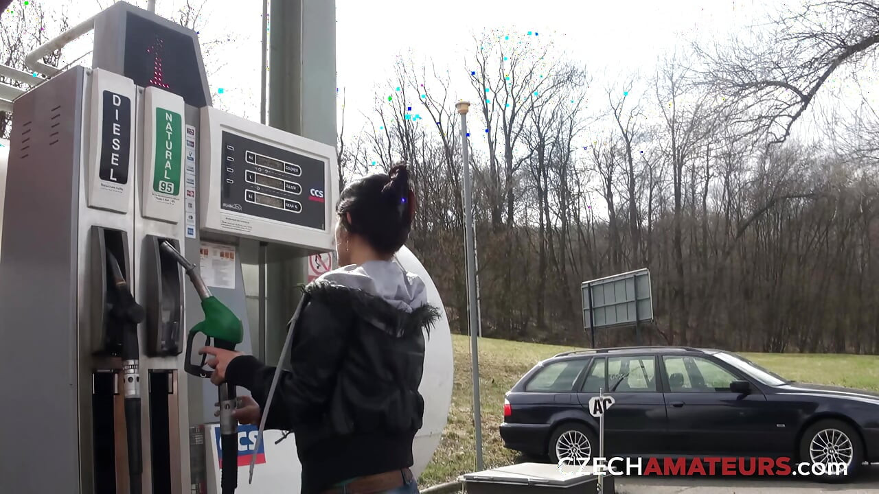 Piękna młoda kobieta rucha się publicznie (Czescy Amatorzy)