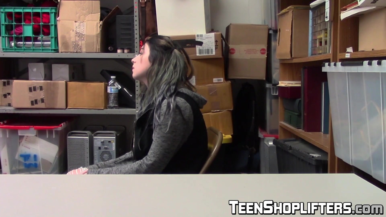 万引きをする巨根アミリア・オニキスはお仕置きが好き