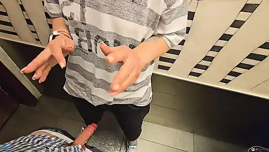Sperma in die muschi, creampie im toiletten-restaurant