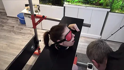 Рабыня, беззащитная в позорном столбе, доведённая до оргазма на Sybian. Часть 2