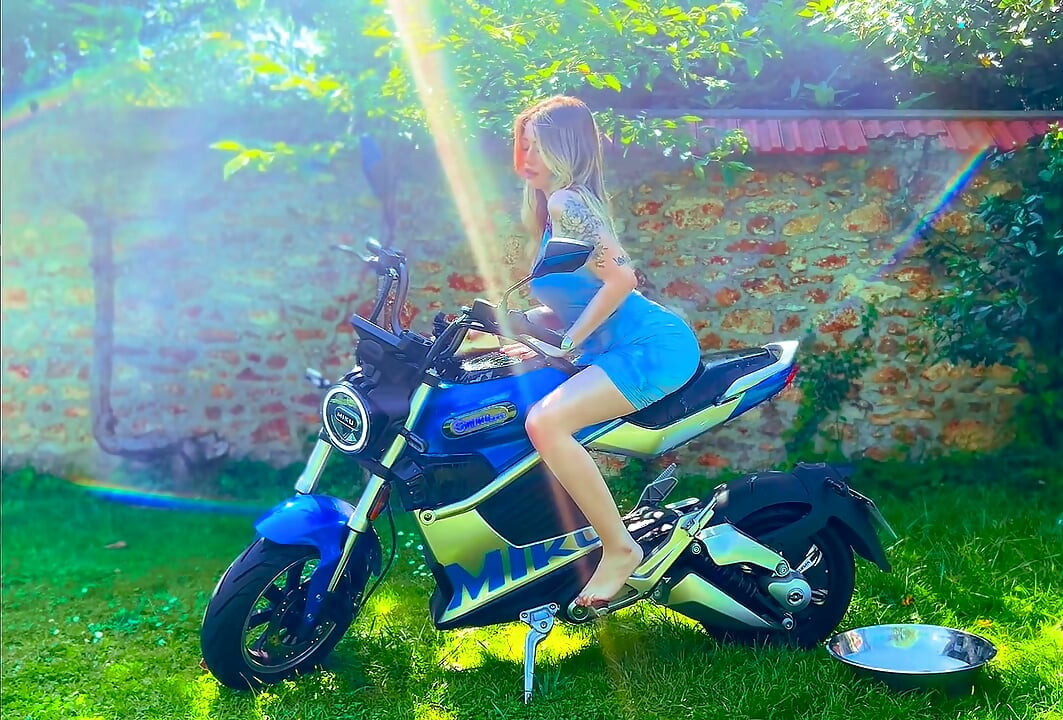 Coño de moto frotar mojada provocación y orgasmo