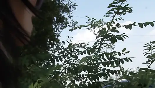 Она заставляет первого встречного кончить