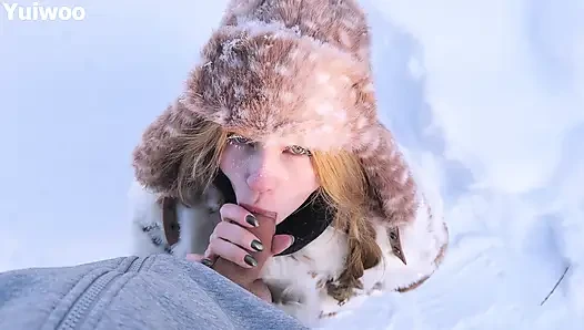 -30C Es ist sehr kalt, aber das süße russische mädchen will eis in ihrem mund