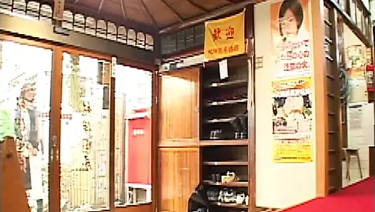 P128G04 seorang pemilik cantik yang menggoda pelanggan pria dari pasangan dengan hubungan yang rumit di penginapan yang sudah berdiri lama di Enoshima. Sebuah drama erotis sensual di mana drama manusia dari setiap karakter bersinar!