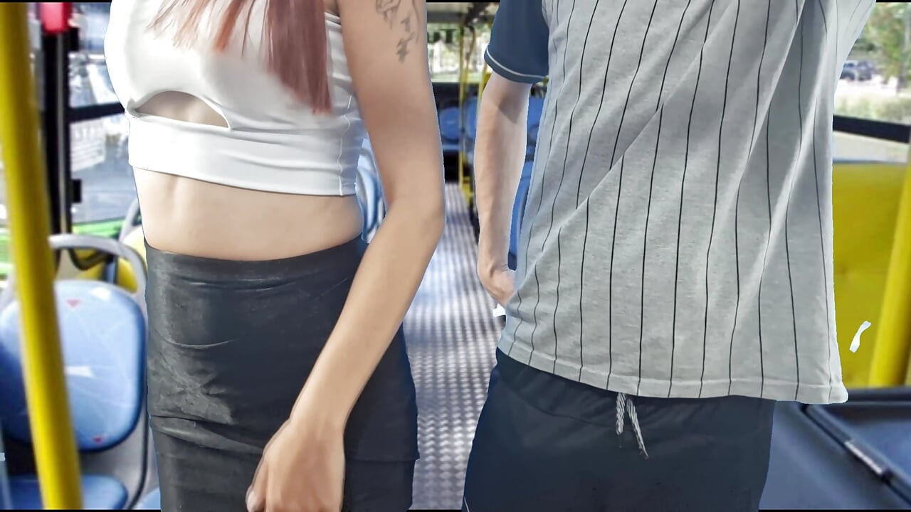 ACHTUNG! Dieser Perversling dringt von hinten in die Mädchen im Bus ein!!