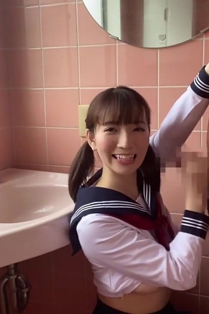 Muñeca como Bliss con una provocación de tetona pálida en un juguetón y expuesto cambio de imagen - parte 3