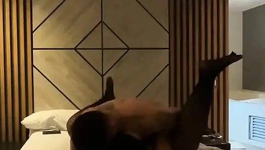 İtaatkar eş yatağın her yerine ıslak fışkıran orgazm yaşıyor