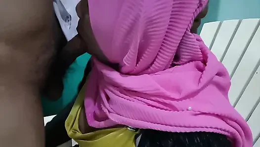 Satıcı, ruj canlı satırken astları tarafından ihanete uğradı.