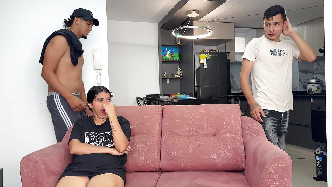 Mientras el cornudo de mi esposo hace el almuerzo puta latina es follada por desconocido hasta correrse en su coño