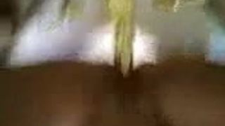 Жена скачет в ванне и снимает себя на видео