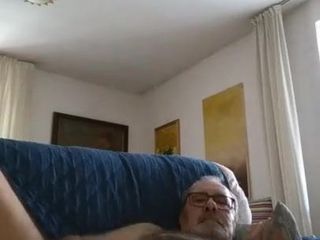 Bunicul ejaculează în canapeaua lui