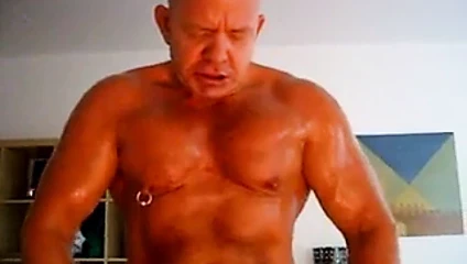 BALD MUSCLEDAD AKOS PIROS