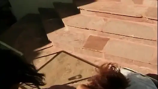 Sevimli orta yaşlı seksi kadın havuz başında yüze boşalma