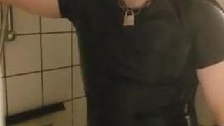 Duński facet - rubbercub masturbuje się pod prysznicem