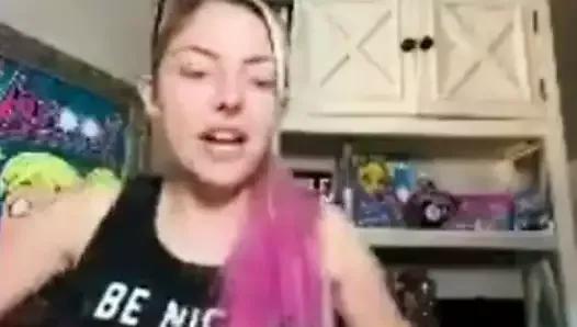 Wwe - Alexa Bliss zdejmuje koszulę
