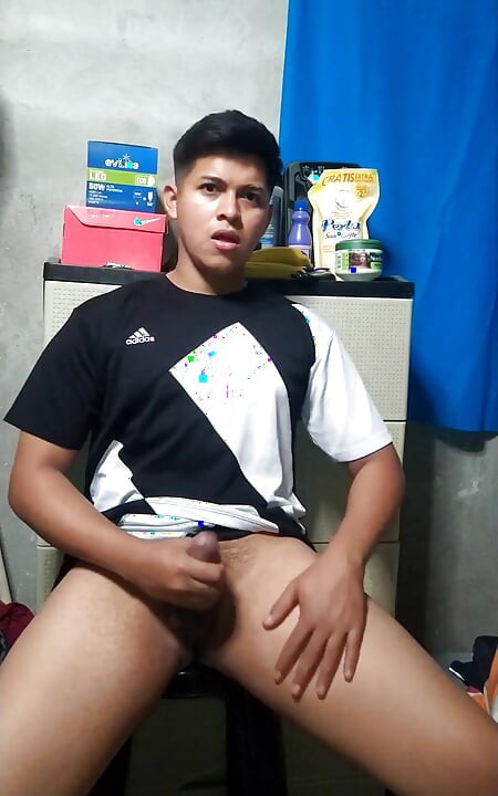 Alan Tokers si masturba nella sua stanza 1