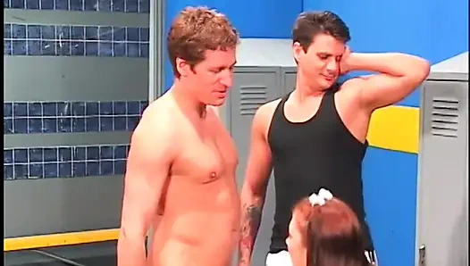 Siswi rambut cokelat dicrot sperma setelah didobel penetrasi di ruang ganti