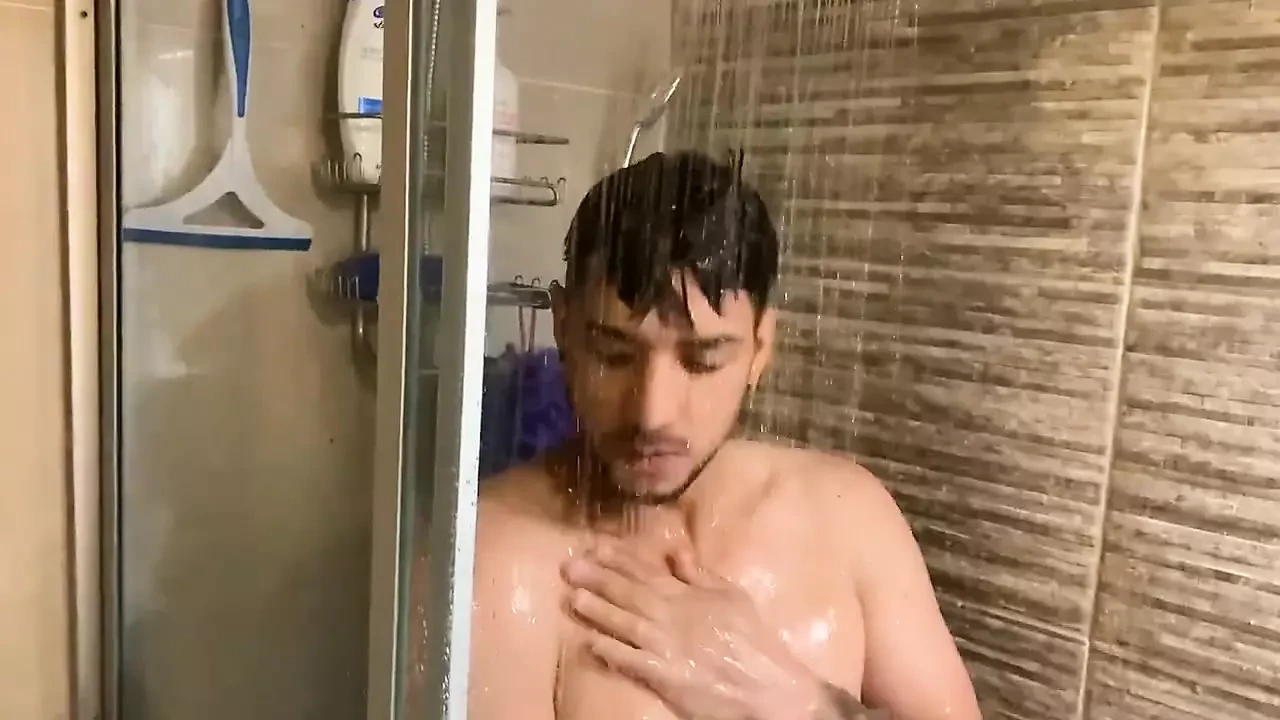 Il mio vicino di casa scade l'acqua, e io ne approfitta per scoparlo