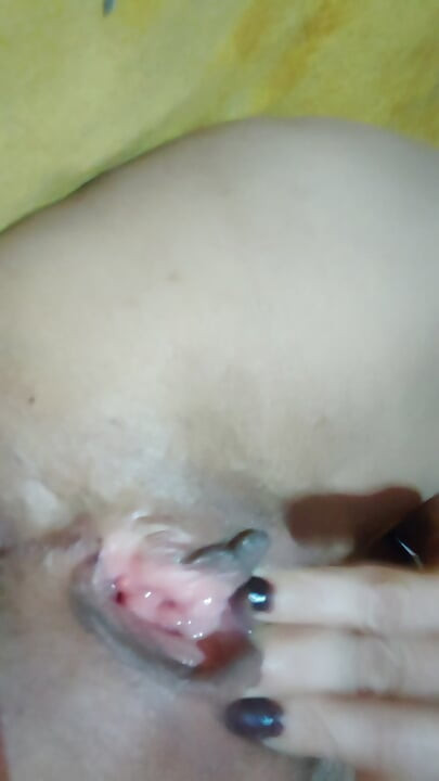 Lusi masturbiert vor anderen männern vor der webcam, während ihre ehefrau