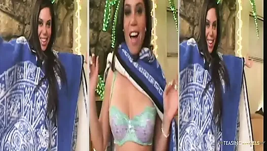 Maskeli Meksikalı partnerler tombul esmer ve kızıl saçlı latinlerle anal üçlü grup seks yapıyor